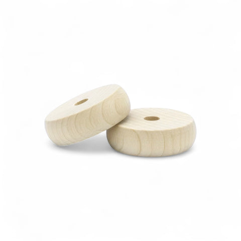 Lähivõte 30 mm puidust mängurattast, näha on puidusüü