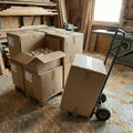 pakitud karbid  treitud puidust parts in a töökoda ready jaoks shipment