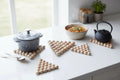 Kitchen trivets -st treitud puidust pärlid