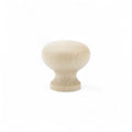 lähikaader  37 mm birch puidust mööblinupp showing wood grain