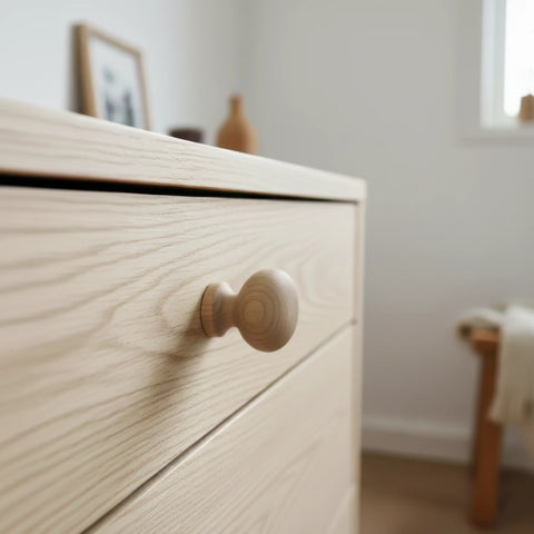 37 mm thick ümar birch puidust mööblinupp installed on cabinet door