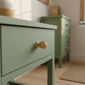 33 mm ümar pine puidust mööblinupp installed on cabinet door
