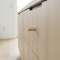 lähikaader  25 mm treitud puidust pulgad mööblinupp showing wood grain