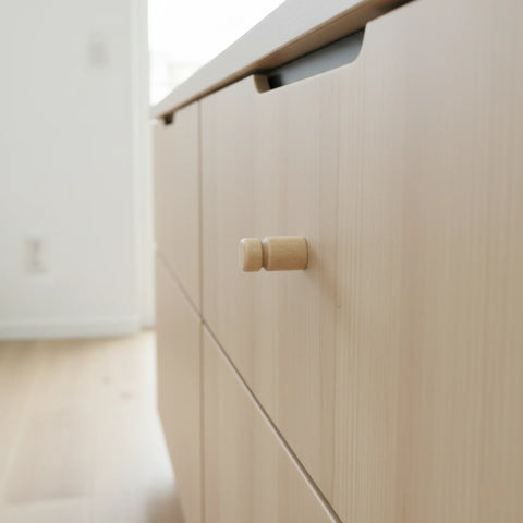 lähikaader  25 mm treitud puidust pulgad mööblinupp showing wood grain