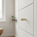 33 mm long treitud puidust pulgad nupud installed on cabinet door