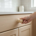 42 mm suur ümar puidust mööblinupp installed on cabinet door