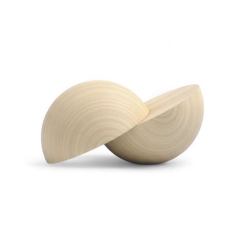lähikaader  50 mm split puidust kuulid showing wood grain