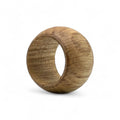 lähikaader  44 mm puidust salvrätik rõngad showing oiled wood grain